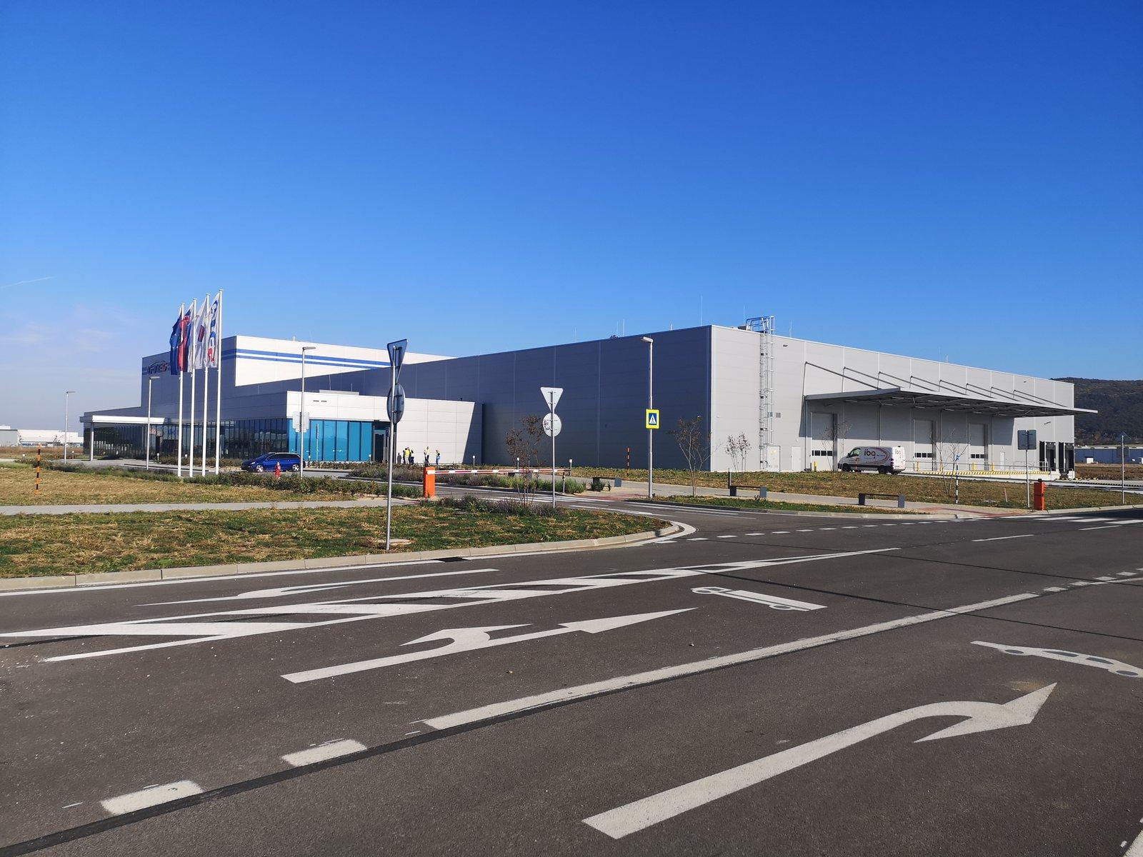 TAKENAKA – G-tekt – Nitra – montáž obvodového opláštenia